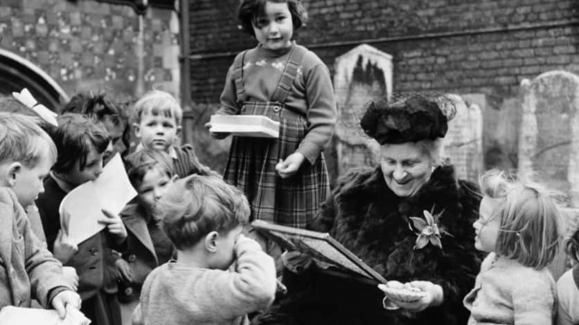 María Montessori con niños 
