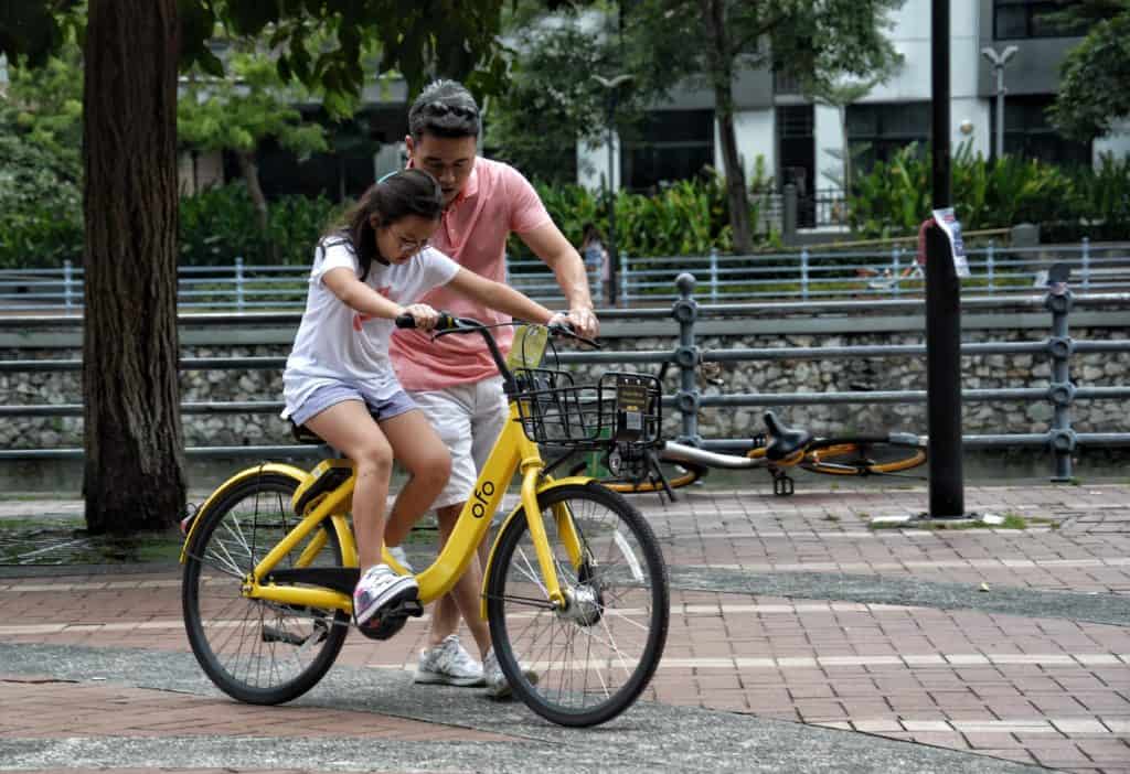principios de la disciplina positiva, padre e hija bicicleta